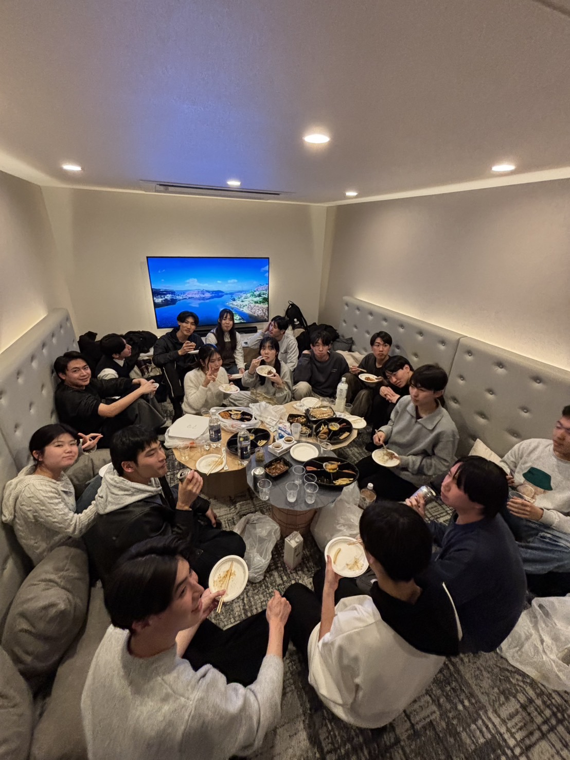 月初飲みで食事を囲むメンバー