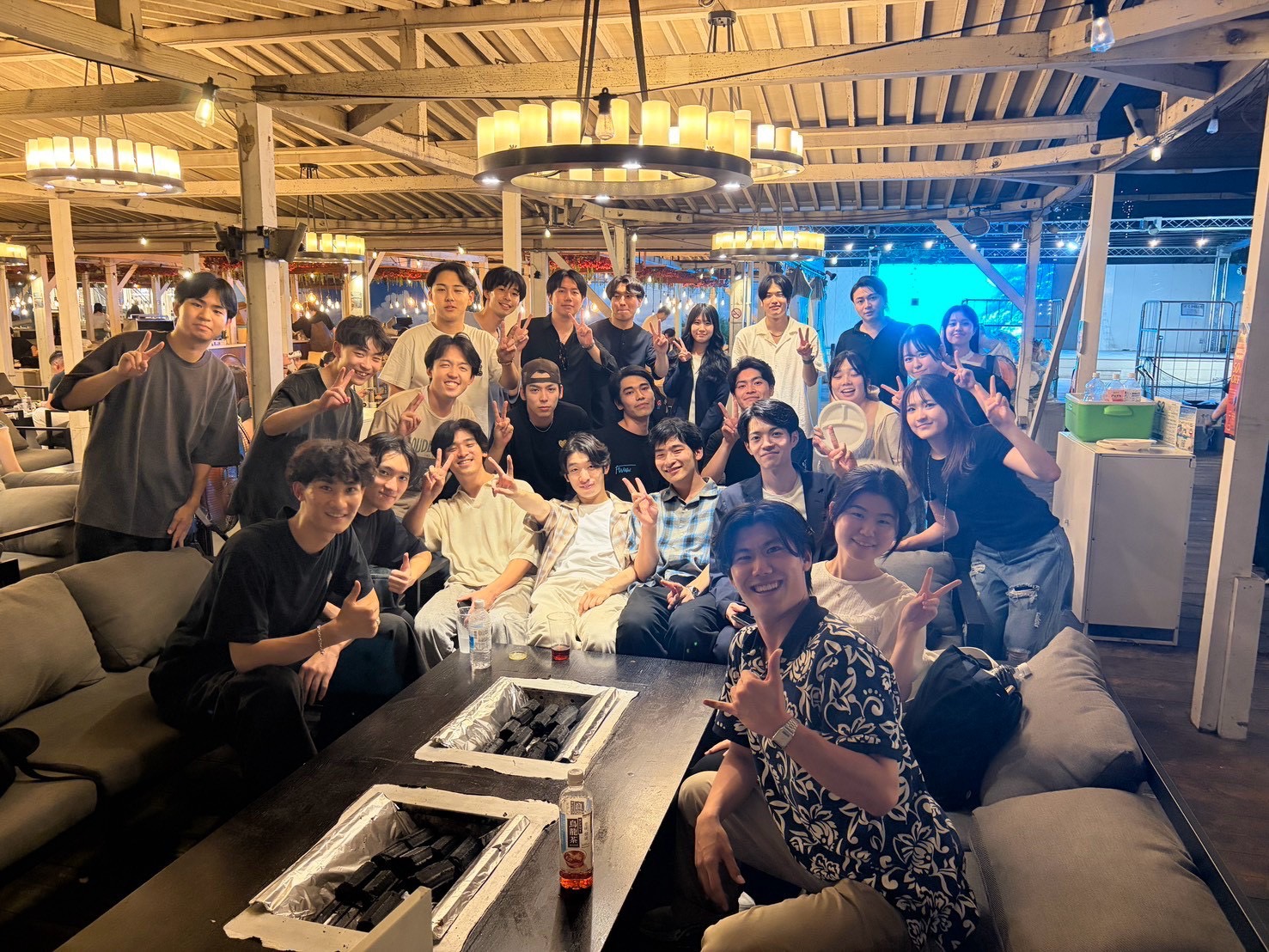 BBQで交流するメンバーの集合写真
